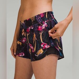 Lululemon Hotty Hot Low-Rise Lined Short 4"
Veiled Floral Black Multi / Black